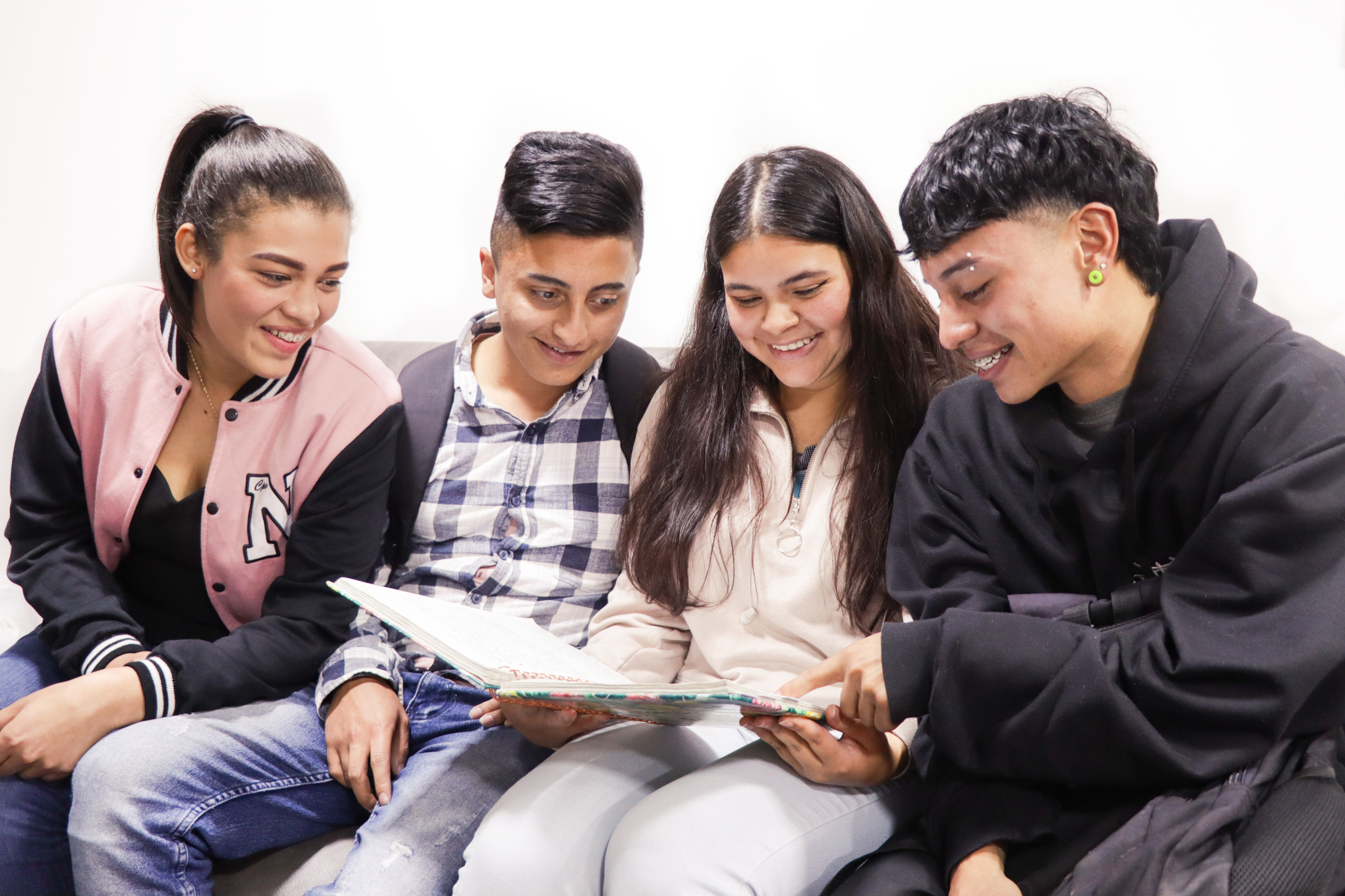 Practicante vs Aprendiz Colombia: Diferencias y 1er Empleo 2026
